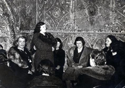 shellseance-in-the-grotto1930's